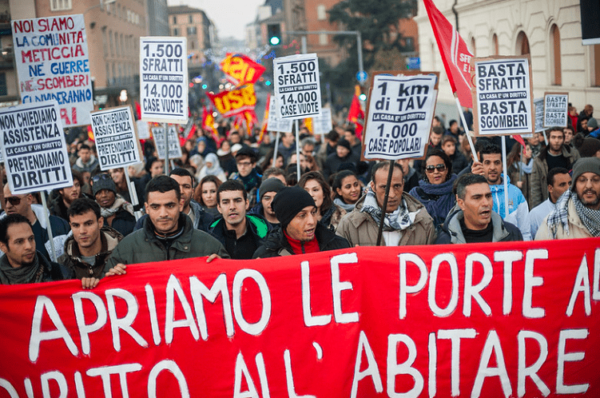 Quella che all’inizio sembrava una via stretta, si è rivelata una strada maestra. Dopo le centinaia di ricorsi presentati alla Commissione ONU per i Diritti Economici, Sociali e Culturali, e la pedissequa richiesta di sospensiva da parte dell’Organo adito, sono tantissimi gli sfratti che sono stati sospesi dai Tribunali di tutta Italia.