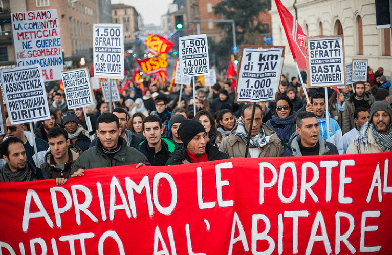 Quella che all’inizio sembrava una via stretta, si è rivelata una strada maestra. Dopo le centinaia di ricorsi presentati alla Commissione ONU per i Diritti Economici, Sociali e Culturali, e la pedissequa richiesta di sospensiva da parte dell’Organo adito, sono tantissimi gli sfratti che sono stati sospesi dai Tribunali di tutta Italia.